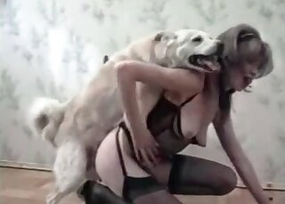 Mature lady in sexy lingerie takes it on all fours